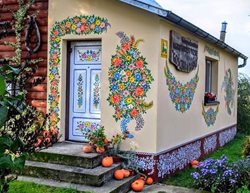 خانه ای از طرح گل های بهاری، که امید را به لهستان جنگ زده برگرداند!