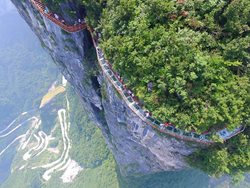 ترسناک ترین جاذبه توریستی چین | قدم زدن بر روی پل شیشه ای