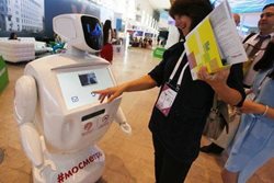 دوستی عجیب مردم روسیه با روبات های چشم آبی