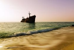 کشتی یونانی جزیره کیش | کشتی به گل نشسته ای که عزیز شد