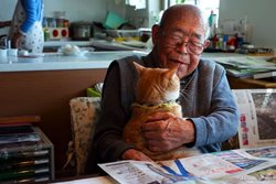 گربه خانگی که به پدربزرگ زندگی دوباره بخشید !! | گربه نجات بخش