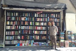 کوچکترین کتابفروشی تهران به نام دکه کتاب خیام