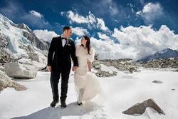 مراسم عروسی زوج عاشق بر فراز قله اورست