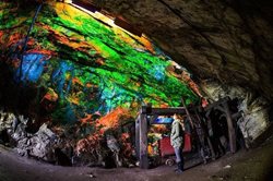 موزه معدنی استرلینگ هیل | عجیب ترین در صخره های فلورسنتی