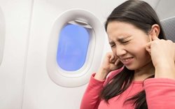 برای گرفتگی گوش هایمان در سفر با هواپیما چه کاری ‏انجام دهیم ؟؟