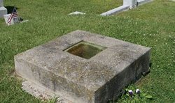 قبرستان اورگرین | قبری عجیب و غریب که پنجره دارد !