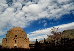 گنبد جبلیه کرمان | بنای سنگی کرمان در دامنه کوه های صاحب الزمان