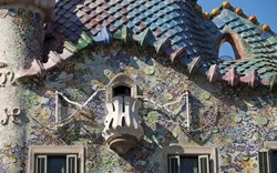 خانه جادوگرها در اسپانیا که با استخوان ساخته شده !!