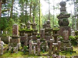 با بزرگترین قبرستان ژاپن، قبرستان اوکونوئین آشنا شوید!!