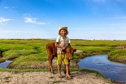 عکس منتخب نشنال جئوگرافیک | ژست پسربچه مغولستانی و گوساله اش برای دوربین !!