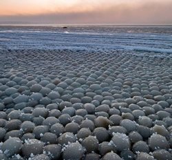 ساحلی در کشور استونی پر از توپ های یخی طبیعی !!