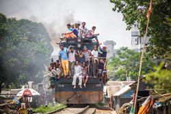 عکس منتخب نشنال جئوگرافیک | قطاری در یکی از شلوغ ترین شهرهای جهان