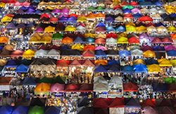 عکس منتخب نشنال جئوگرافیک | بازاری رنگی در تایلند از جنس چادر !!