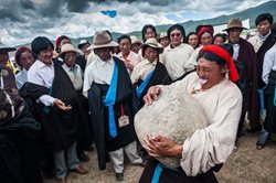 عکس منتخب نشنال جئوگرافیک | مسابقه جابجا کردن سنگ در تبت !!