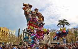 جشنواره لاس فالاس در اسپانیا | عبور فالاها از خیابان های والنسیا