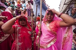 لات مار هولی: جشنی در هند که در آن زنان مردان را با چوب میزنند