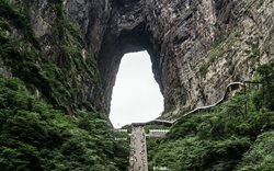 999 پله تا دروازه بهشت در کشور عجایب، چین