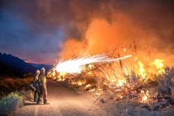 عکس منتخب نشنال جئوگرافیک | مبارزه با آتش