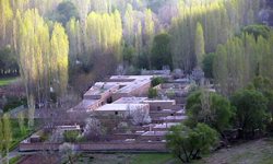 روستای ایستا و هشدار توقف ممنوع برای بانوان گردشگر