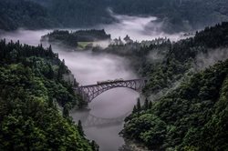 مسیر تادامی ژاپن در میان مه + عکس