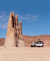 مجسمه زیبای دست بیابان در شیلی + عکس
