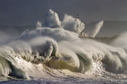عکس منتخب نشنال جئوگرافیک | فانوس دریایی و موج های وحشی