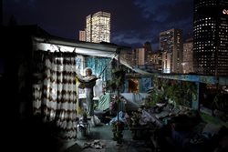 عکس منتخب رویترز | هنرهای تلنبار شده در پشت بام