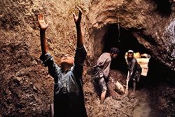 کارگران افغان سرگرم حفر قنات های قندهار
