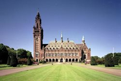تلفیقی از معماری های قدیمی در کاخ صلح هلند
