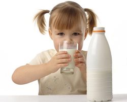 کودکان باید شیر پرچرب مصرف کننند یا کم چرب؟