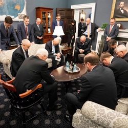 دست به دعا شدن کاخ سفید برای مقابله با کرونا + عکسها