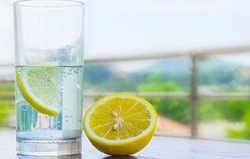 فواید مصرف آب گرم و لیموترش در ساعات اول صبح