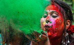 جشن رنگ ها در سایه شیوع کرونا در هند! + تصاویر