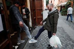 سلام و احوالپرسی کرونایی مردم روم ایتالیا + عکس