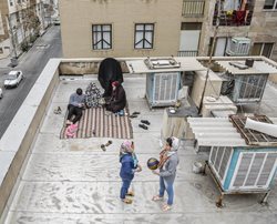 گذران قرنطینه روی پشت بام منازل + عکسها
