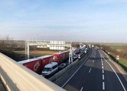 صف طولانی کامیون ها در مرز بین مجارستان و اتریش + عکس