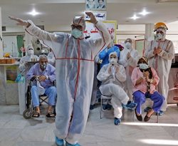 خوشحالی مدافعان سلامت مقابل بیماران کرونایی در لحظه سال تحویل + عکسها