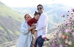 عکس شادمانه خسرو حیدری با همسر و فرزندش