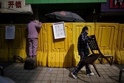 خرید از موانع قرنطینه محله ای در شهر ووهان چین + عکس