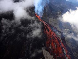 فوران آتشفشان «پیتون» در فرانسه + عکس