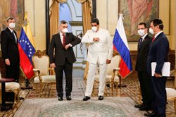 شیوه دست دادن رئیس جمهور ونزوئلا و سفیر روسیه + عکس