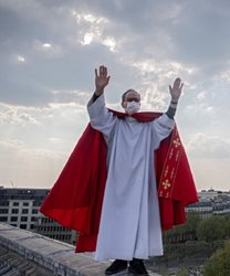 حرکت عجیب یک کشیش روی پشت بام کلیسا + عکسها