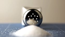 مصرف زیاد نمک باعث چه بیماری هایی می شود؟
