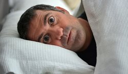 10 مورد از ناسالم ترین عادت های خواب که آسیب زا هستند