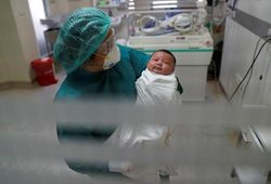 نوزاد یک ماهه تایلندی بعد از شکست کرونا + عکس