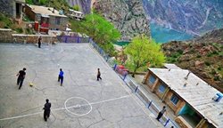 زمین فوتبال زیبای شهر پاوه + تصویر