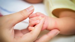 مادران کرونایی به نوزادان شان شیر بدهند؟