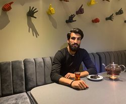 حسین ماهینی در رستورانش + عکس