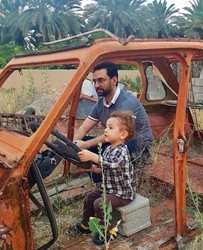 آذری جهرمی با فرزندش سوار ماشین پرخاطره + عکس
