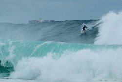 موج سواری در آب های خروشان سیدنی + عکسها